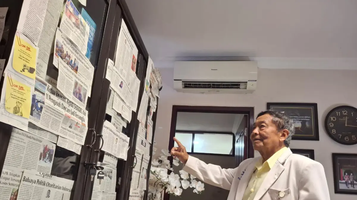 Direktur RS UMM Prof Djoni Djunaedi menunjukkan hasil kliping berita koran yang didominasi Jawa Pos dan Radar Malang. (Nabila Amelia/Radar Malang)