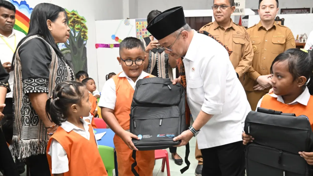 DORONG KEMAJUAN PENDIDIKAN: Mendikdasmen Abdul Mu’ti memberikan beberapa perlengkapan sekolah kepada murid TK Kristen Kota Kupang. (Dok. Kemendikdasmen)