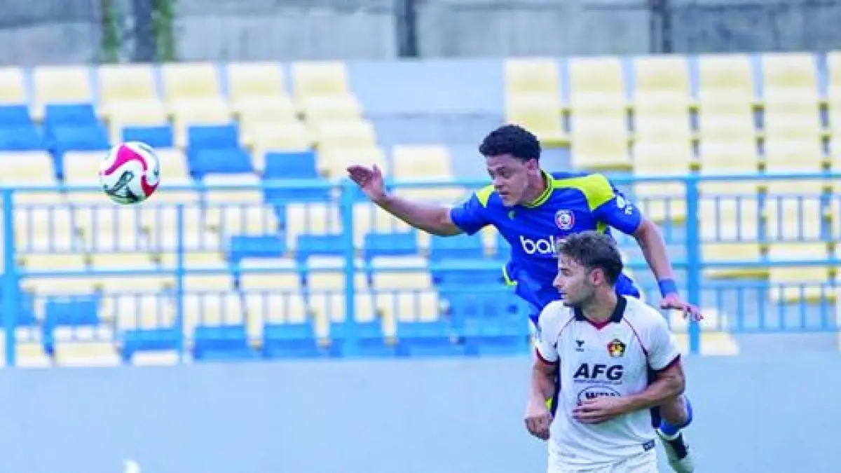 HARUS KERJA KERAS: Walisson Maia (belakang) berusaha menghalau bola dalam laga BRI Super League pekan ke-31 melawan Persik Kediri di Stadion Joko Samudro, beberapa waktu lalu. (foto: MO Arema FC)