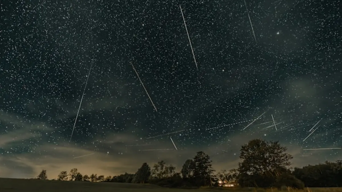 Ilustrasi hujan meteor. (unsplash/Clay Banks)