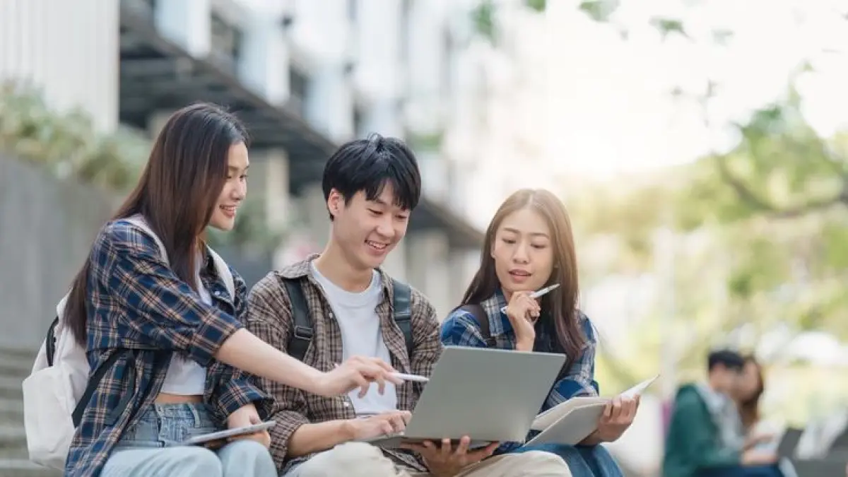 Ilustrasi murid sedang mendaftar sekolah di portal SPMB secara online. (Pinterest)