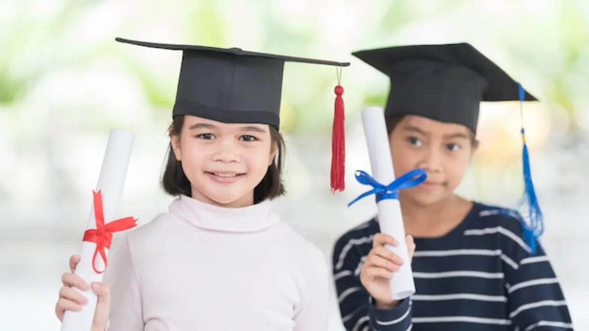 Ilustrasi siswa SD melakukan wisuda. (freepik)