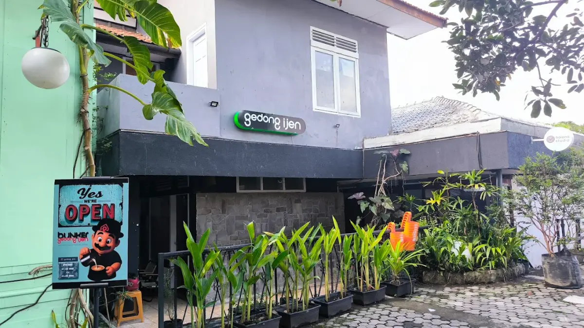 Interior depan kafe unik di Malang, Kafe Bunker Gedong Ijen (Source: Google review/@LintangGumilang)