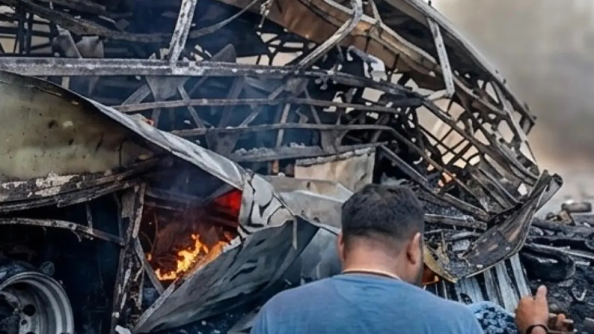 LAKA: Diduga hindari lubang jalan. Kondisi bus ALS setelah adu banteng dengan truk tangki BBM, hangus terbakar. (Sumber: Istimewa)