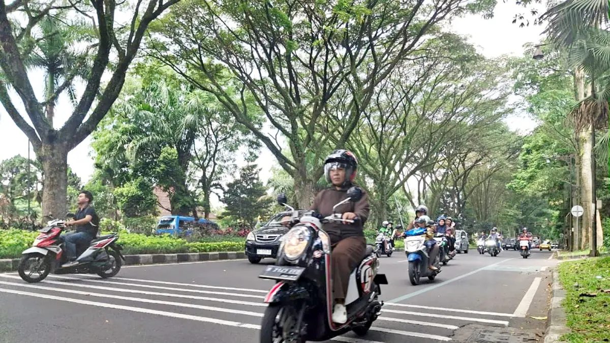 LANGKAH ANTISIPASI: Polresta Malang Kota bersama Dishub Kota Malang sudah menambah pita penggaduh di Jalan Veteran. (Nabila Amelia / Radar Malang)