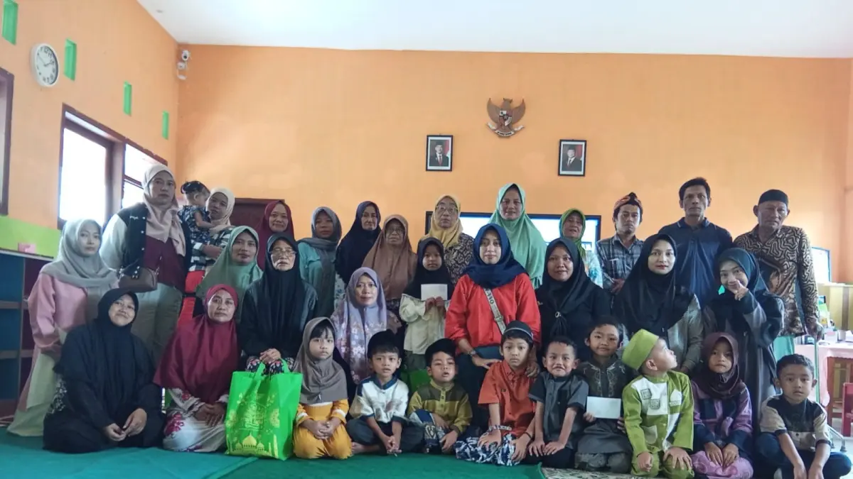 PEDULI SESAMA : Kegiatan santunan anak yatim dan kaum duafa yang dilakukan rutin oleh TK Dharma Wanita Persatuan.
