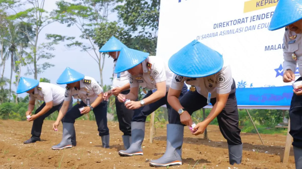 Pejabat lapas dan ditjen pemasyarakatan menanam kacang di Ngajum, Kabupaten Malang