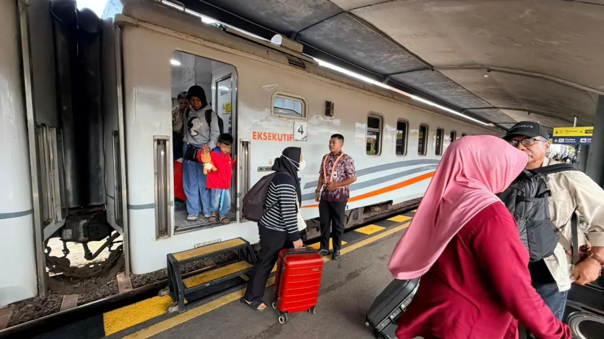 Penumpang KAI turun di Stasiun Malang. (Humas PT KAI Daop 8 Surabaya)