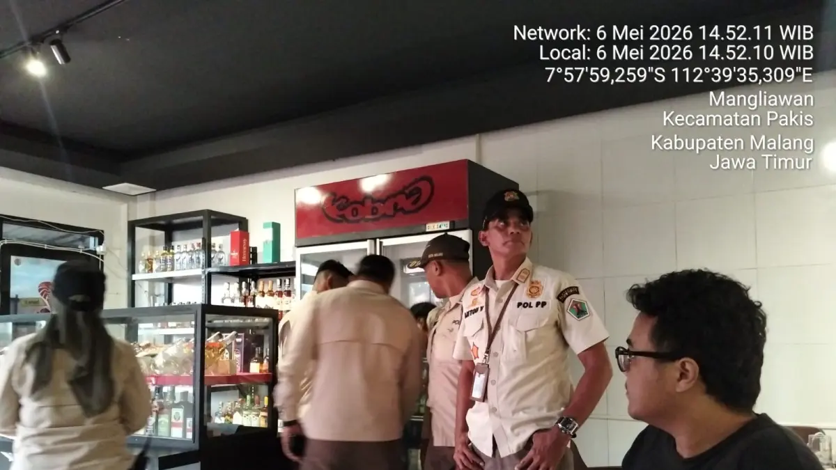 PERIKSA TOKO: Satpol PP Kota Malang memeriksa Toko Cobra Sejahtera yang menjual miras eceran di Kelurahan Sawojajar, pada Rabu (6/5). (Foto: Satpol PP Kota Malang)