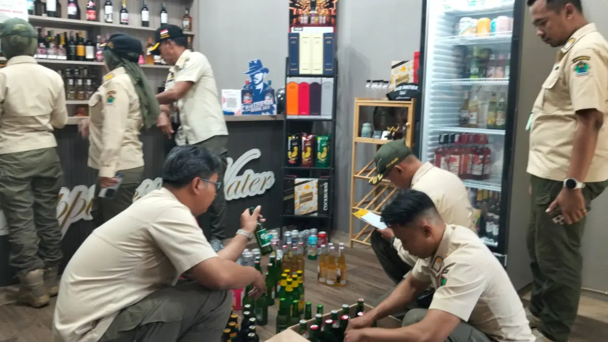 Petugas Satpol PP Kota Malang melakukan razia miras tak berizin di wilayah Gading Kasri, Klojen. (Satpol PP Kota Malang)