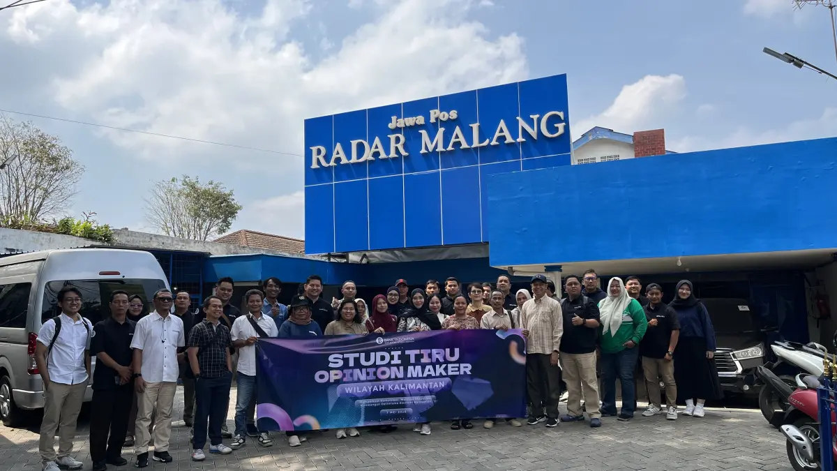 GAYENG: Opinion maker dari kalangan media di Kalimantan foto bersama crew Jawa Pos Radar Malang, Kamis (7/5). (NAHDIATUL AFFANDIAH/RADAR MALANG)