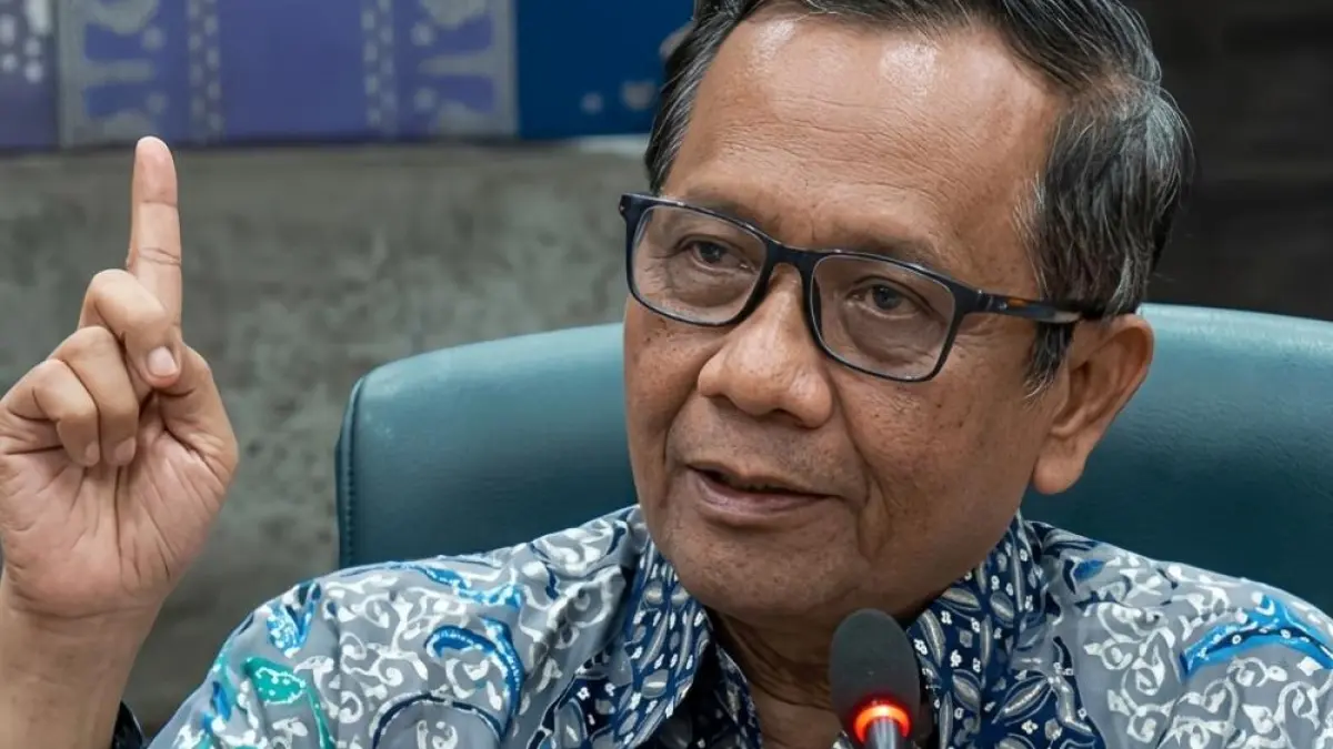 REFORMASI POLRI: Anggota Komisi Percepatan Reformasi Polri (KPRP), Mahfud MD, memberikan catatan kritis terkait budaya militerisasi yang masih melekat dalam tubuh Polri serta harapan untuk menjadi citra positif. (Sumber: Istimewa)