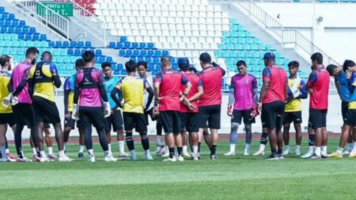 SALING MENGUATKAN: Para pemain Arema FC berdiskusi setelah menuntaskan sesi latihan di Dreams Football Pitch, Lawang. (Foto: MO Arema FC)