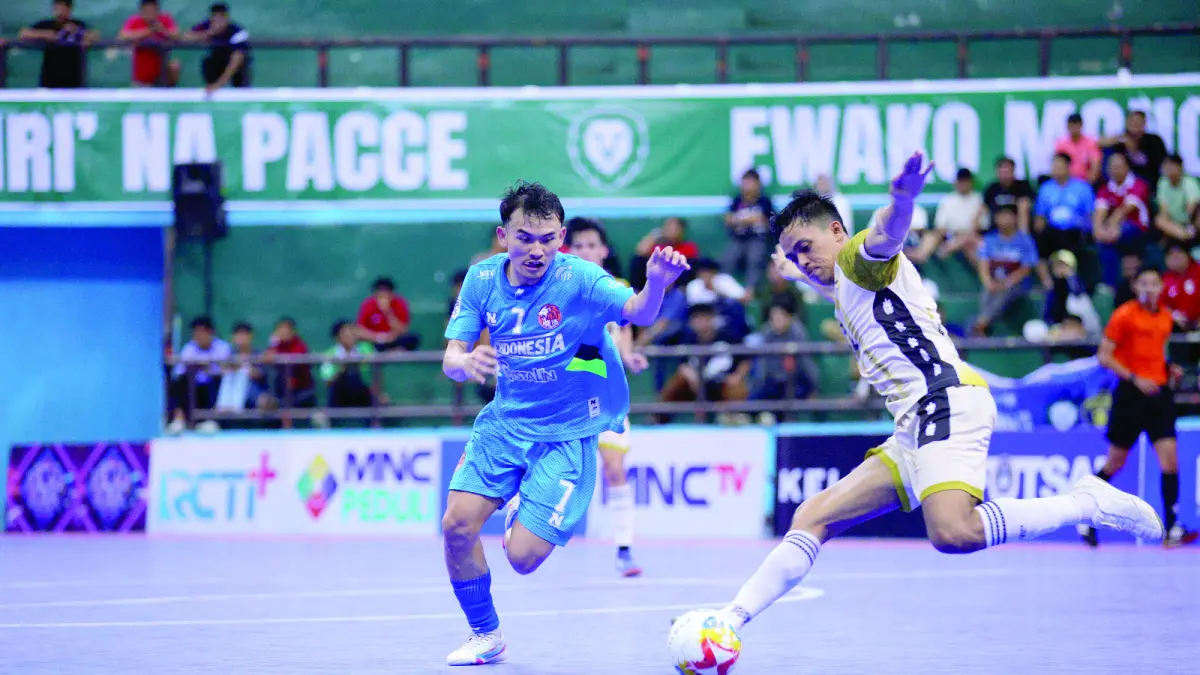 TAMPIL TAJAM: Anchor Unggul FC Anton Cahyo (kanan) berusaha melepaskan tembakan dalam laga PFL Series Makassar melawan Halus FC, pekan lalu. (foto: MO Unggul FC)
