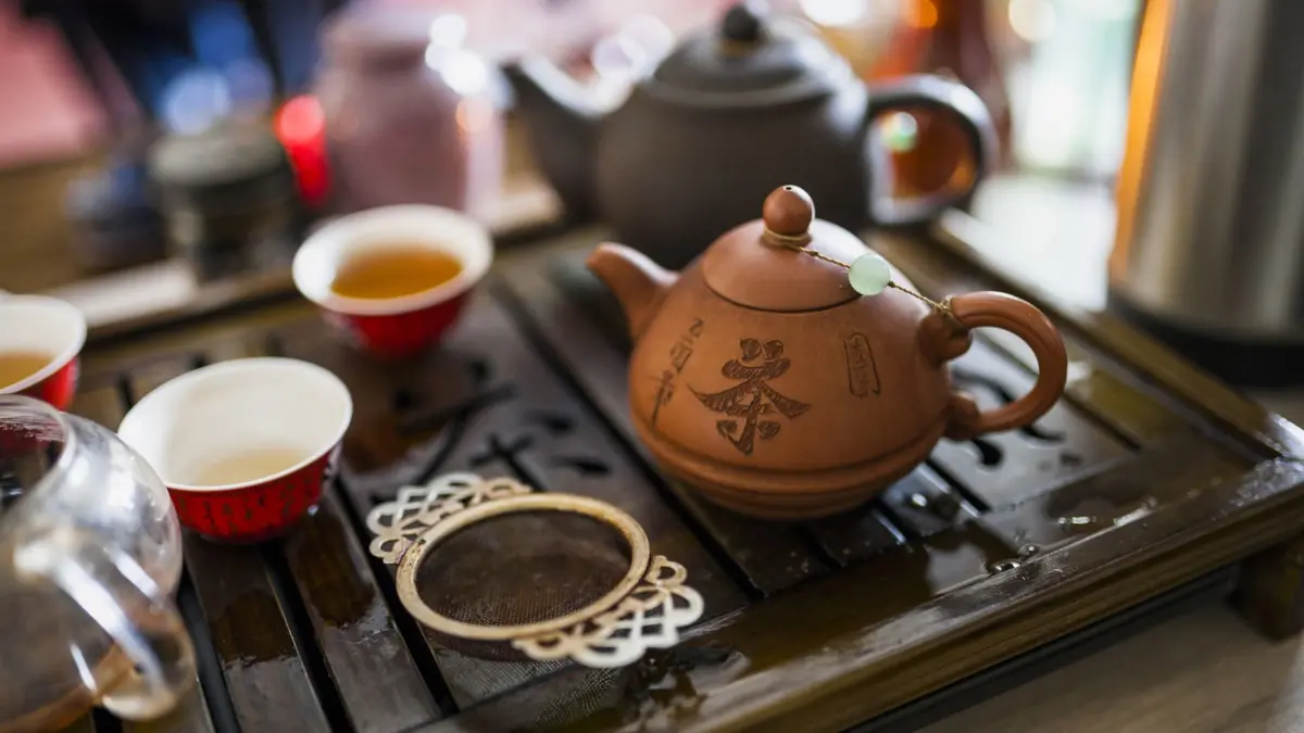 Teh tradisional dengan teko tanah liat berukir. (Freepik / Google)
