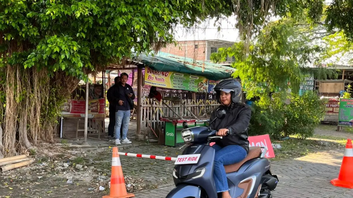 TEST RIDE: Pengunjung mrncoba rasa berkendara New Honda Stylo 160.