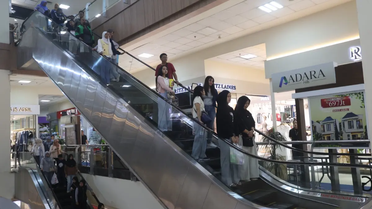 TREN POSITIF: Sejumlah masyarakat dari dan luar Malang memanfaatkan momentum long weekend untuk berkunjung ke Malang Town Square, pekan lalu. (foto: Darmono)