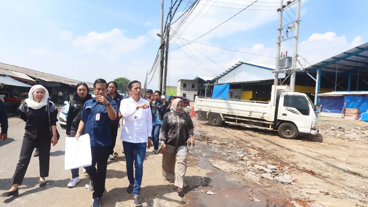 TURUN GUNUNG: Anggota Komisi C DPRD Kota Malang meninjau progres relokasi pedagang Pasar Gadang, kemarin (7/5). Mereka memberi beberapa catatan untuk Pemkot Malang. (Darmono / Radar Malang)