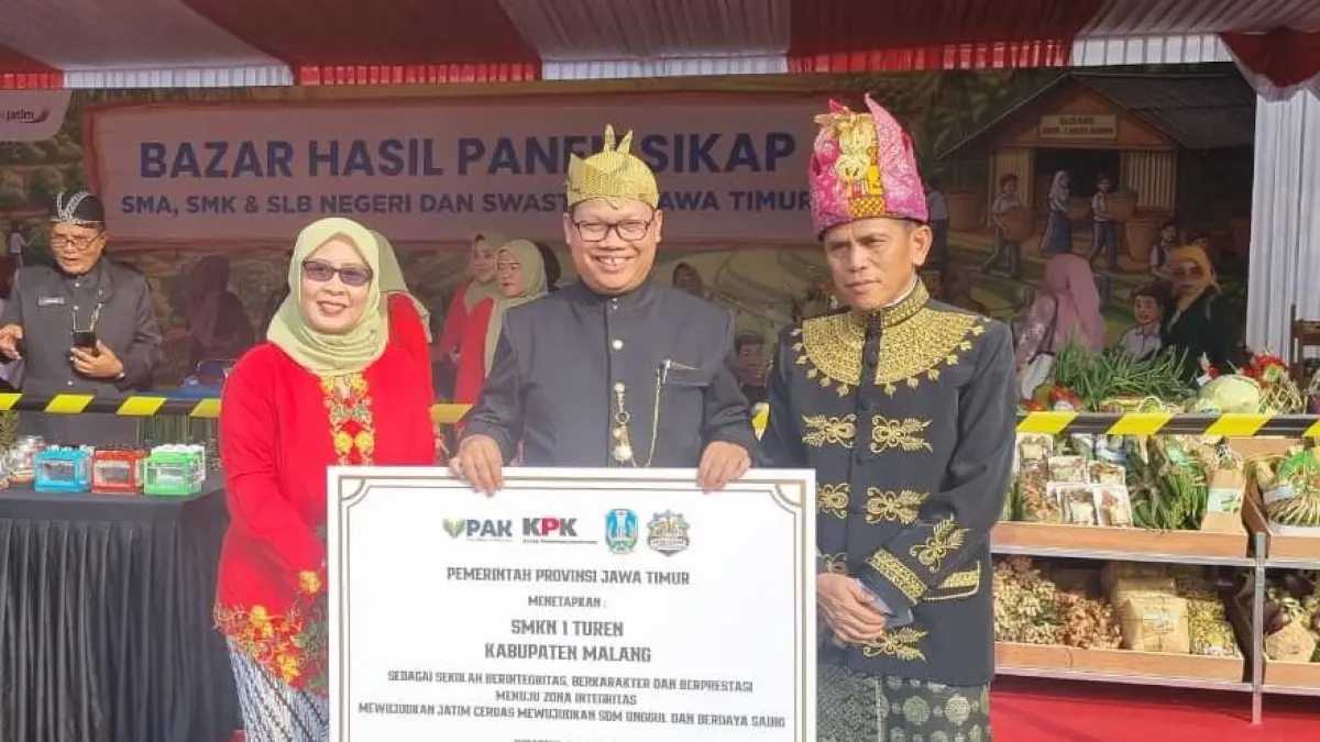 APRESIASI : Sekertaris Dispenprov Jatim Dr Suhartono MPd (kanan) mengapresiasi penghargaan yang diraih SMKN 1 Turen.