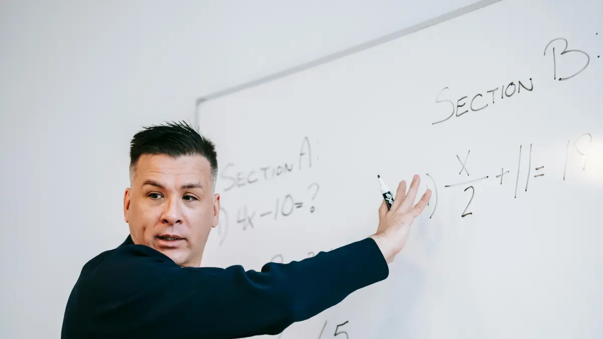 Dunning–Kruger Effect: kecenderungan individu dengan kompetensi rendah merasa lebih ahli dibanding kemampuan sebenarnya.