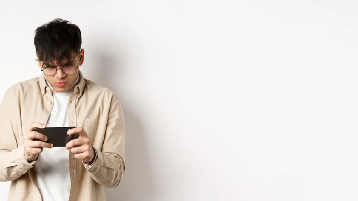 Kebiasaan terlalu lama di internet dapat memicu fenomena chronically online. (Freepik)