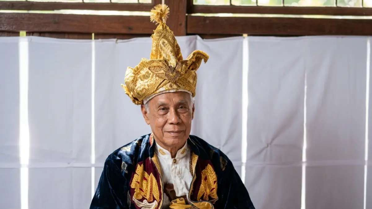 LAYANGKAN PROTES: Sultan Buton Layangkan Protes ke Prabowo, Minta Hilirisasi Aspal Dipindah dari Karawang. (Sumber: Istimewa)