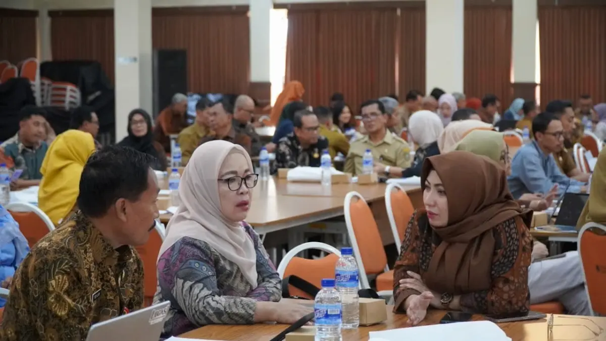 PERCEPAT POKJA: Para peserta sedang berdiskusi untuk membentuk kebijakan Budaya Sekolah Aman dan Nyaman di Jatim. (Dok. Kemendikdasmen)