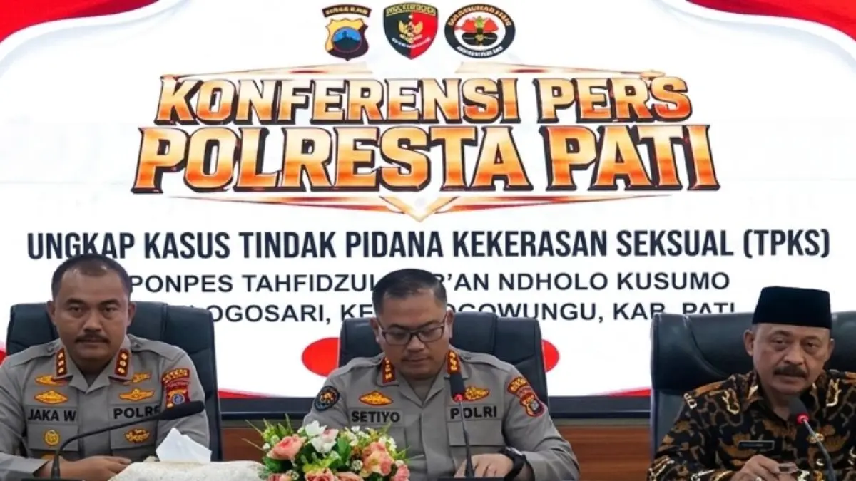 Situasi konferensi pers Polresta Pati untuk ungkap kasus tindak pidana kekerasan seksual (TPKS) ponpes Ndholo Kusumo, Pati, Jawa Tengah pada Kamis (7/5). (Sumber: Istimewa)