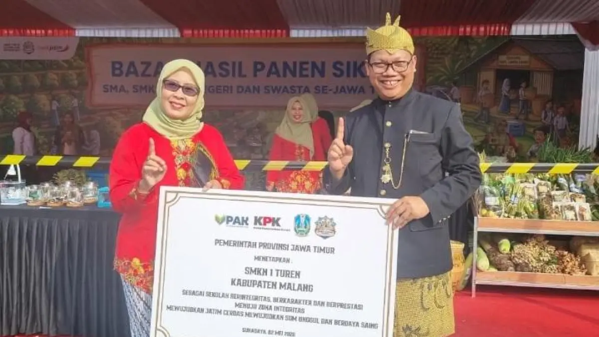 TERBAIK : SMKN 1 Turen meraih penghargaan sebagai sekolah berintegritas, berkarakter, dan berprestasi menuju Zona Integritas saat peringatan Hardiknas di Gedung Negara Grahadi, Surabaya.