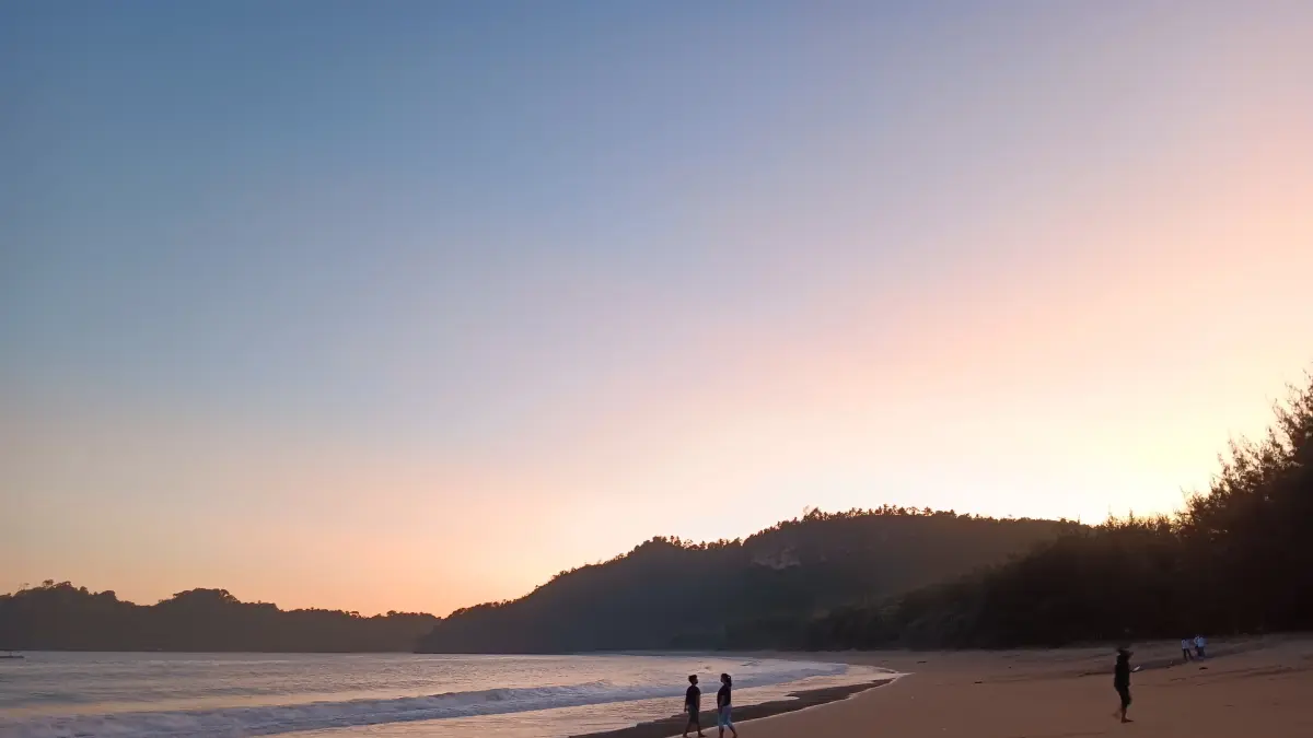 Wisatawan menikmati keindahan Pantai Tamban, Sumbermanjing Wetan. (Indah Mei Yunita/Radar Malang)