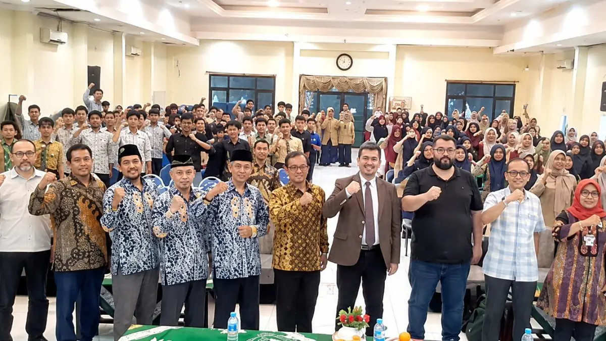 STUDY LUAR NEGERI:. Wakil Rektor Karabuk Universitesi Prof Ismail Rakip Karas (tengah), Prof Triyo (delapan dari kiri), Kacabdindik Kabupaten Dwi Anggraeni (tiga dari kanan) beserta jajaran Dikdasmen dan para tamu berfoto bersama setelah sukses gelar workshop.