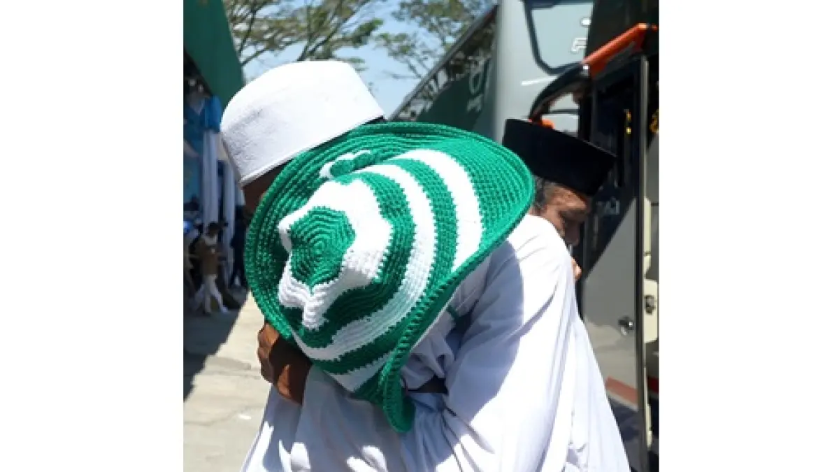 ADA KABAR DUKA: Salah satu jemaah haji asal Kota Malang berpamitan kepada keluarganya, 24 April lalu. (DARMONO / RADAR MALANG)
