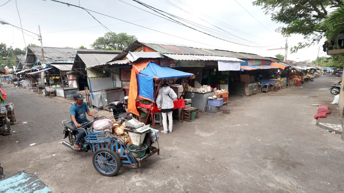 BELUM ADA KEJELASAN: Kondisi Pasar Blimbing masih memprihatinkan. Kabar revitalisasi di sana mandek sejak 15 tahun lalu. (Darmono / Radar Malang)