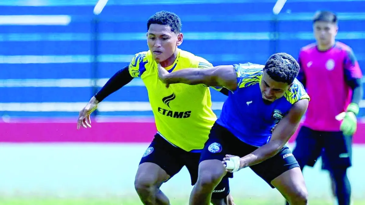BURU KEMENANGAN: Gabriel Silva (kanan) berusaha melewati Iksan Lestaluhu dalam sesi latihan di Stadion Gajayana, beberapa waktu lalu.