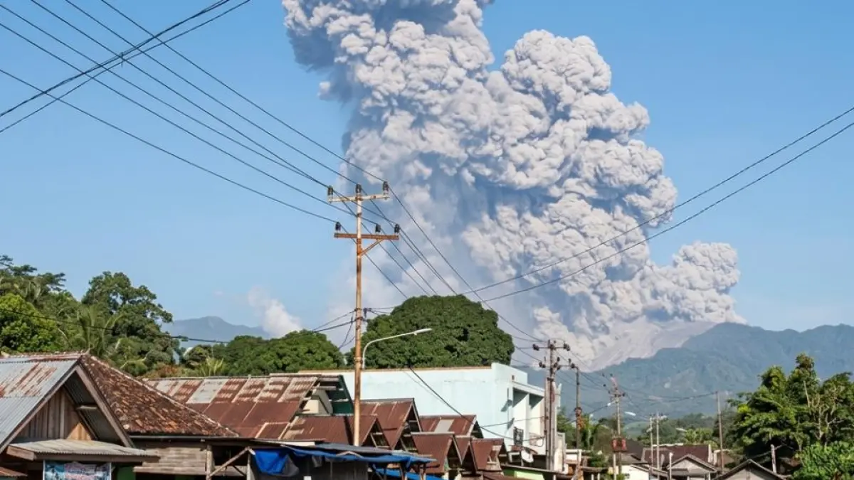 ERUPSI: Penampakan Gunung Dukono di Halmahera Utara, Maluku Utara mengeluarkan kolom erupsi berwarna putih, kelabu, hingga hitam dengan intensitas tebal pada Jumat (8/5), pukul 07.41 WIT. (Sumber: Istimewa)