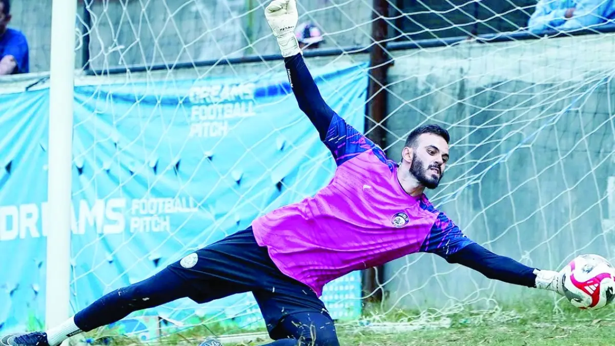 HARUS BERHATI-HATI: Lucas Frigeri berusaha menghalau bola dalam sesi latihan tim di Dreams Football Pitch, Pakis, beberapa waktu lalu. 