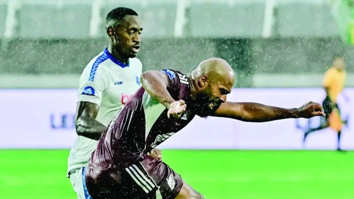 JANGAN INFERIOR: Matheus Blade (kiri) menempel ketat pemain PSM Makassar dalam laga BRI Super League putaran pertama.

