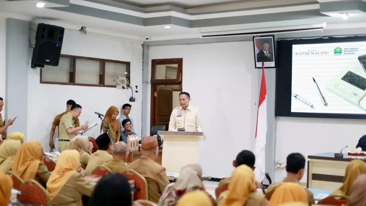 PASTIKAN AMAN: Wali Kota Malang Wahyu Hidayat memberi sambutan di salah satu kegiatan guru di Disdikbud Kota Malang, beberapa waktu lalu. (Prokopim Kota Malang For Radar Malang)