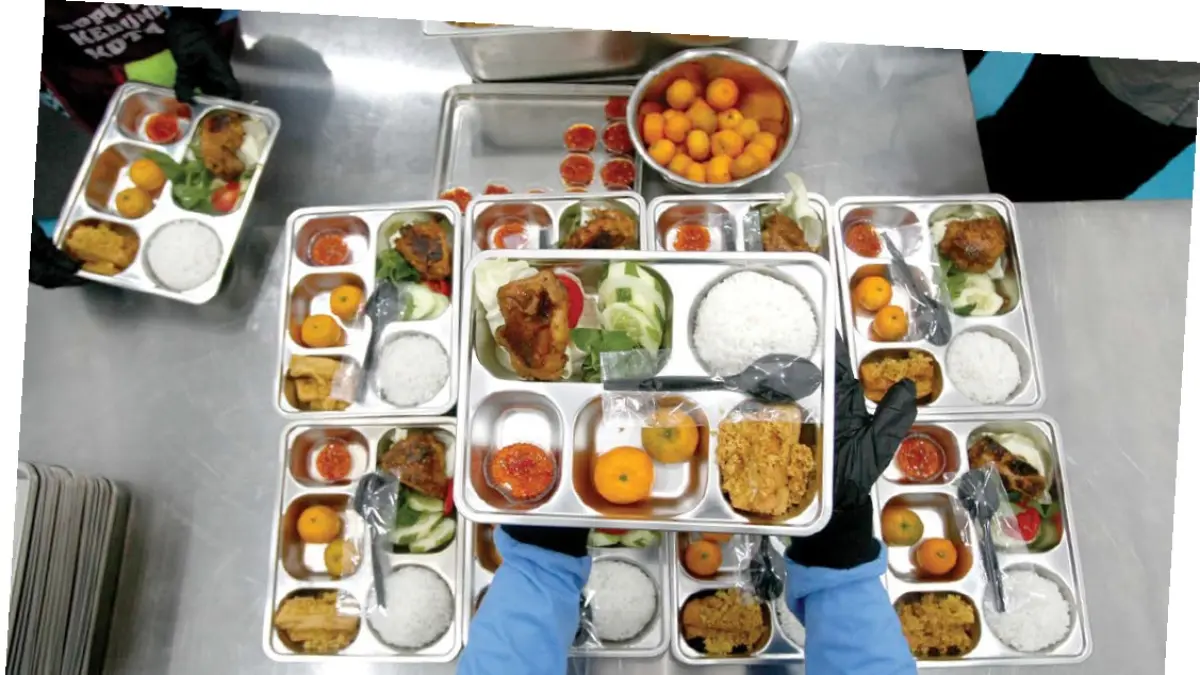 PERLU DITINGKATKAN: Menu Makanan Bergizi Gratis (MBG) pada hari Kamis (7/5) di Satuan Pelayanan Pemenuhan Gizi (SPPG) daerah Buring. &nbsp;(foto: Darmono)