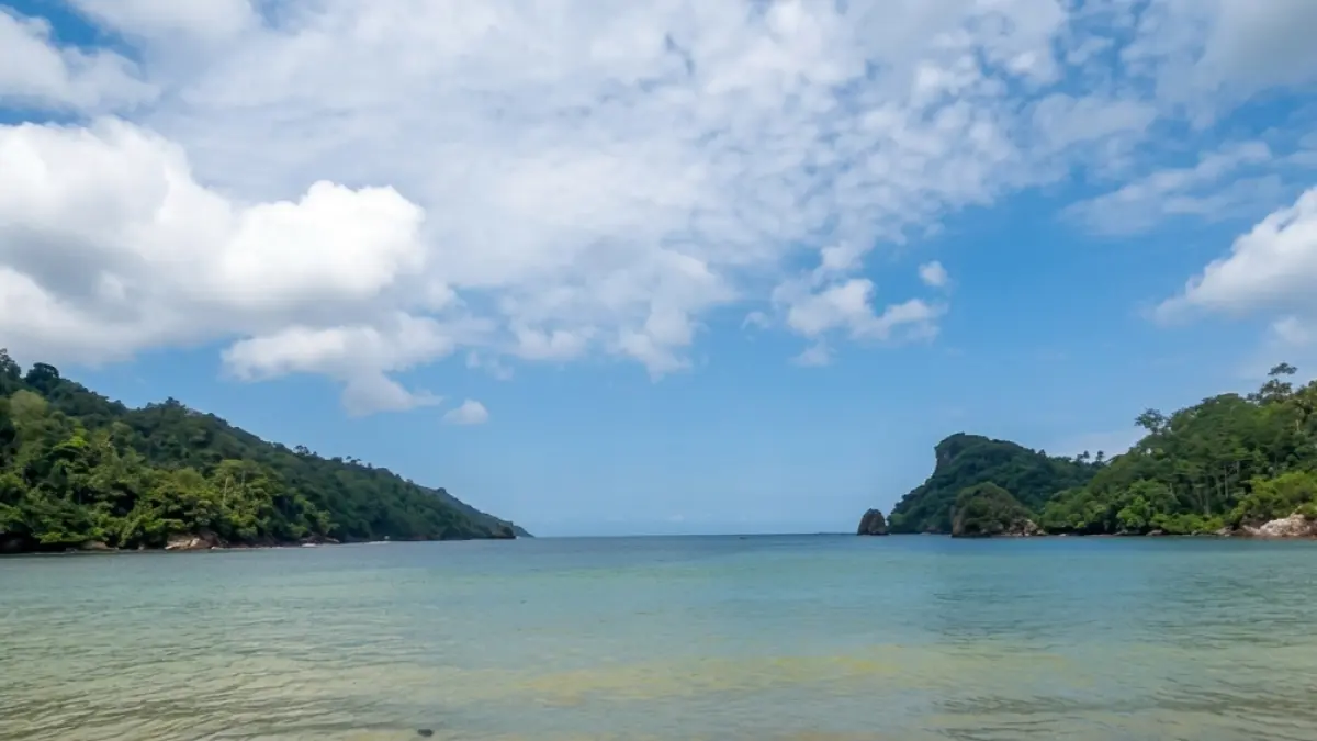 Tebing dan Laut Jadi Satu View, Pantai Ini Jadi Rekomendasi untuk Healing dari Penat Kuliah (Sumber: Youtube)