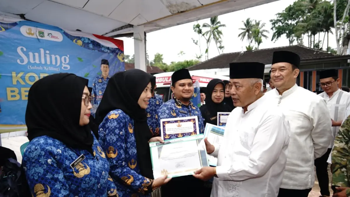 Bupati Malang H M. Sanusi (kanan) memberikan apresiasi kepada ASN yang meraih prestasi di ajang MTQ Korpri Jatim, Minggu (10/5). (Prokopim Kabupaten Malang)