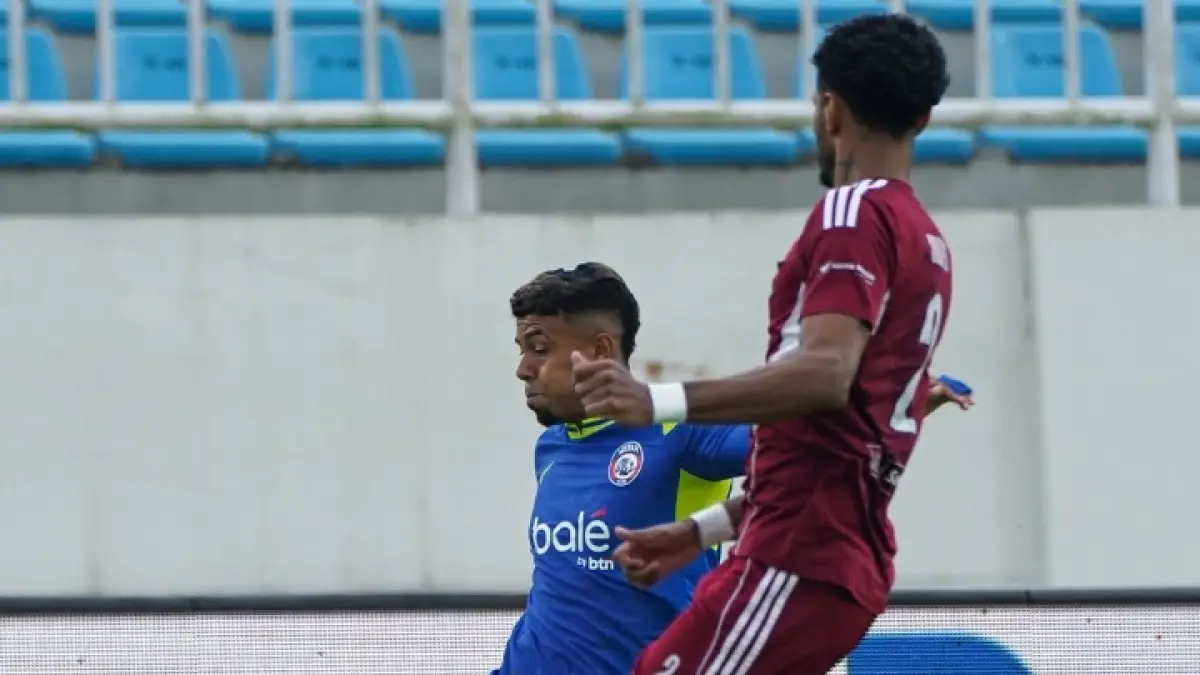 EKSPLOSIF: Gabriel Silva (kiri) hendak mengirim umpan dari sisi lapangan di Stadion Kanjuruhan, Kabupaten Malang, Sabtu lalu (9/5).
