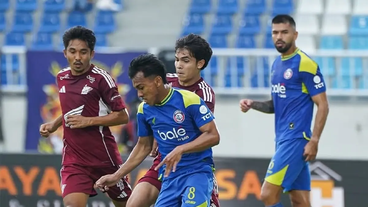 Gelandang Arema FC Arkhan Fikri berusaha melewati kawalan pemain PSM di Stadion Kanjuruhan, Sabtu (9/5). (MO Arema FC)