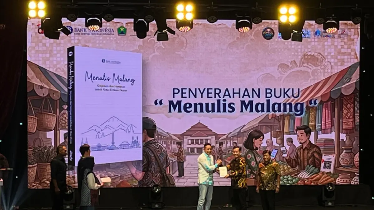 KARYA NYATA: Penyerahan buku Menulis Malang.