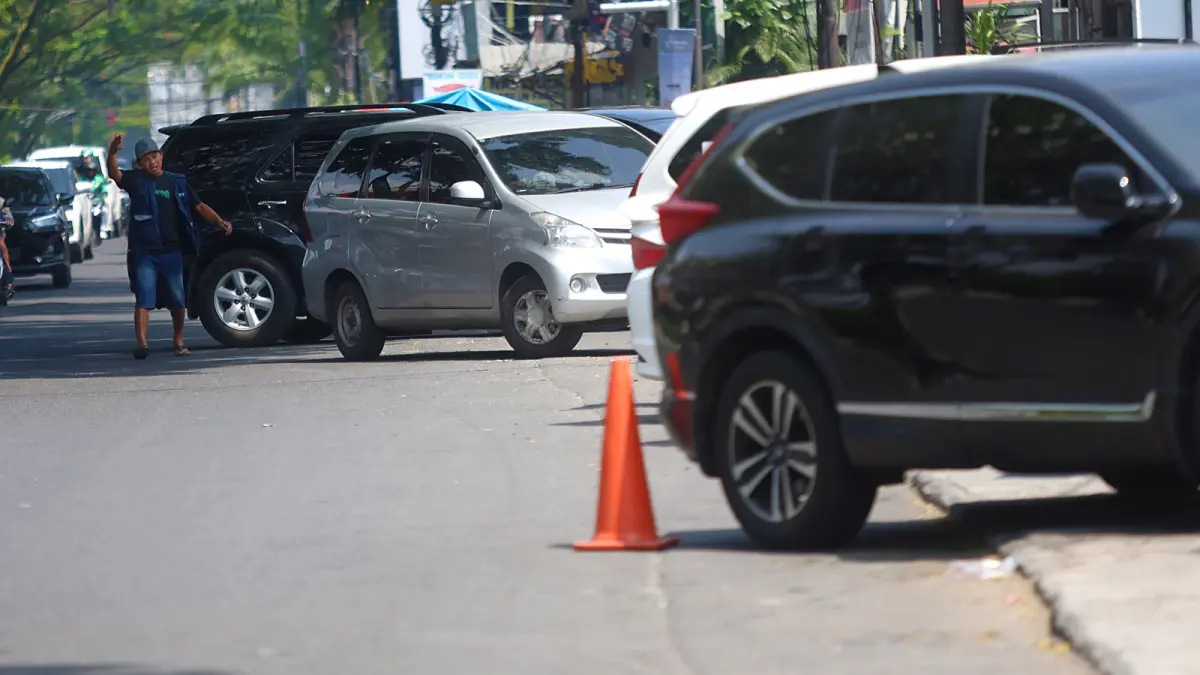 Kendaraan parkir sembarangan memadati trotoar jalan Soekarno-Hatta, Malang.