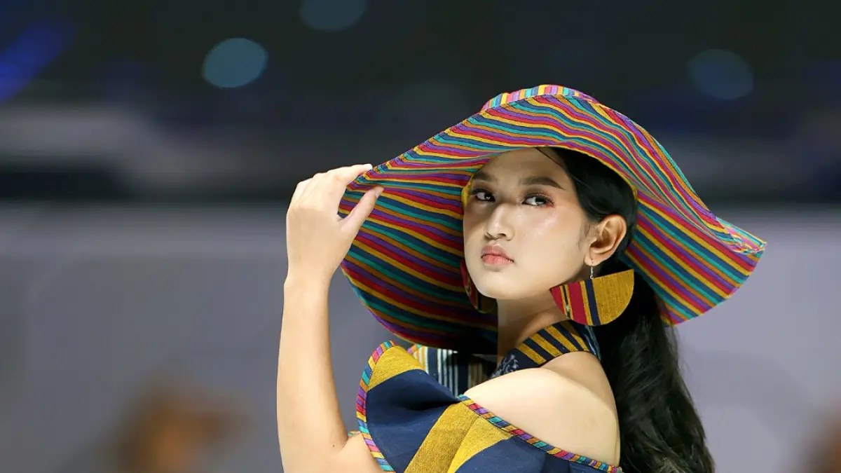 Model memeragakan busana di ajang Asian Student Fashion Week (ASFW)