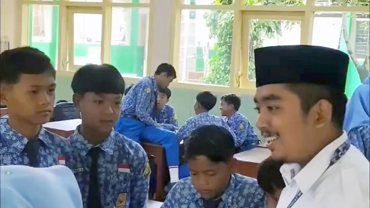 PENGABDIAN: Taufik Ferdiansyah bersama murid-muridnya SMP 1 Wajak, Kabupaten Malang beberapa waktu lalu.