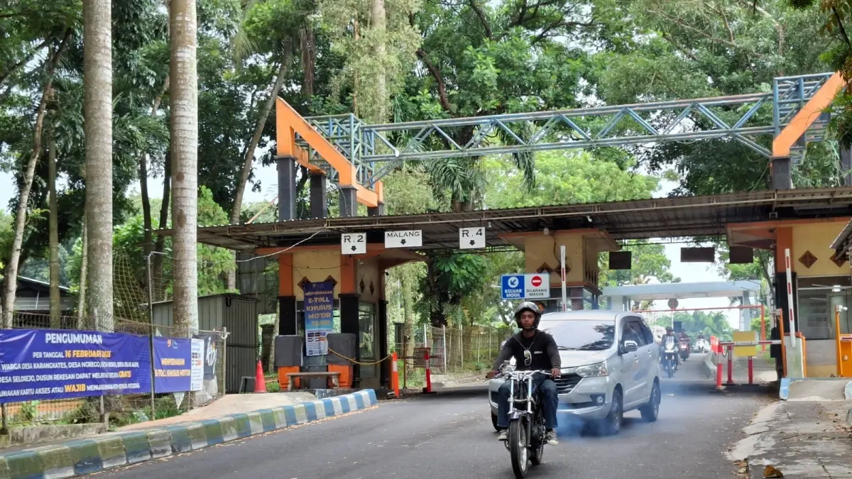 Pengendara sepeda motor dan mobil melintasi gate elektronik Bendungan Lahor di Desa Karangkates, Kecamatan Sumberpucung, kemarin siang. (Biyan Mudzaky Hanindito/Radar Malang)