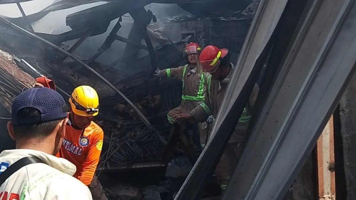 Petugas Damkar Kabupaten Malang memadamkan api yang menghanguskan gudang di Jalan Gudang Raya, Desa Gedog Wetan, Kecamatan Turen, Minggu pagi (10/5). (Damkar Kabupaten Malang)