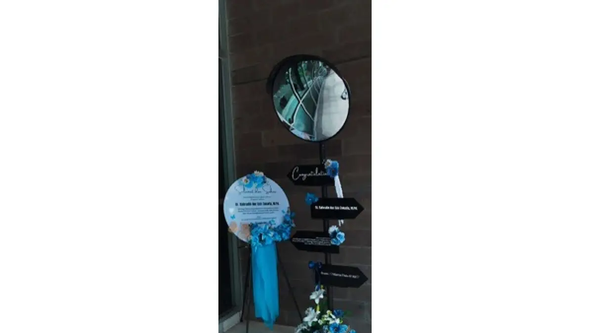 RAMAI DISEWA: Convex mirror yang disewakan Papelia Flower dilengkapi dekorasi bunga.